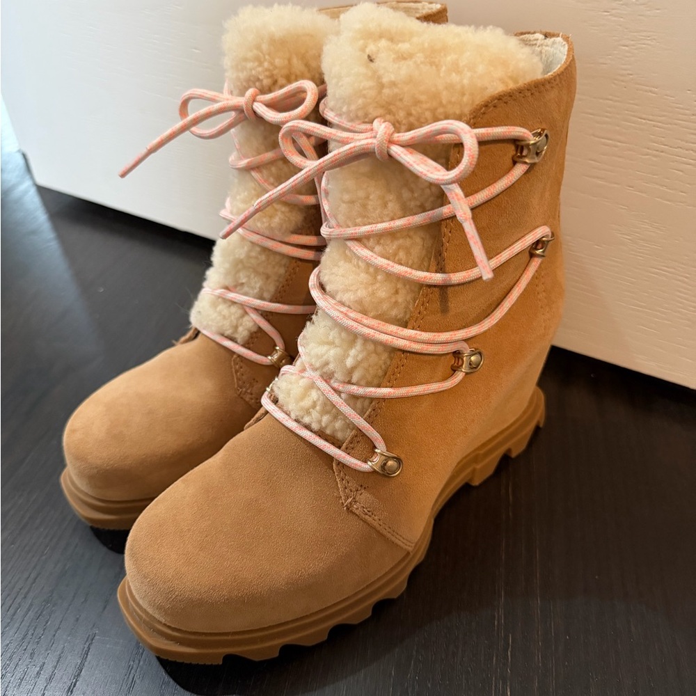 Sorel Joan of Arc wedge boot with Shearling. Size 7.5
